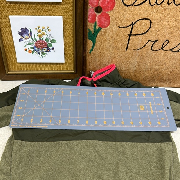 Boys Large Pullover Under Armour Green Plush with Water Resistant Shoulder Chest - Picture 6 of 7